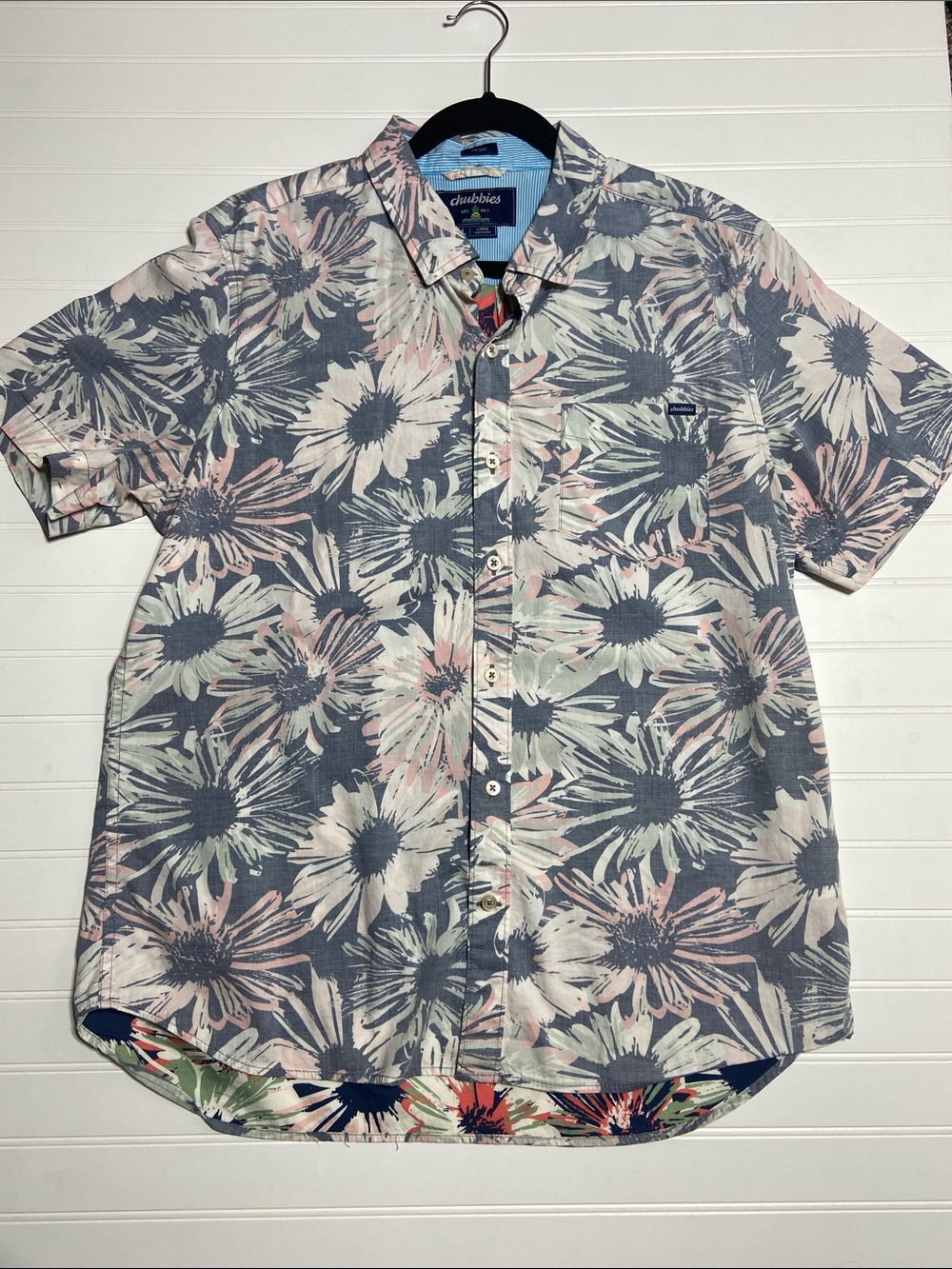 Chubbies Men’s Short-Sleeve Friday Floral Button-Down Shirt Size L Resortwear